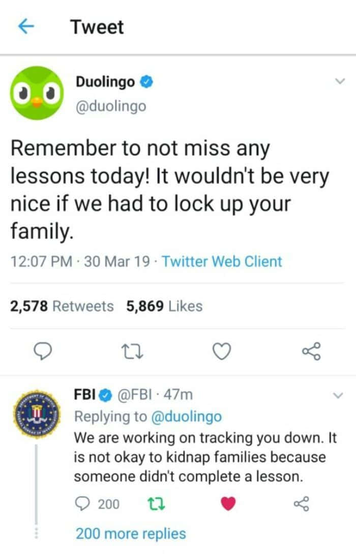 Internet Meme 桌布 壁紙 — 一個Twitter討論串的截圖，顯示Duolingo關於錯過課程的玩笑式警告，以及FBI關於追蹤用戶的官方回覆。