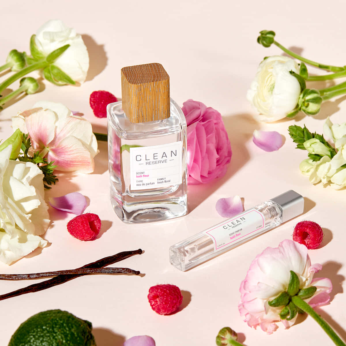 Floral Fragrance 桌布 壁紙 — 一個乾淨的香水瓶，帶有木蓋，周圍環繞著粉紅色和白色的花朵、覆盆子、香草豆和青檸，背景為柔和的粉紅色。