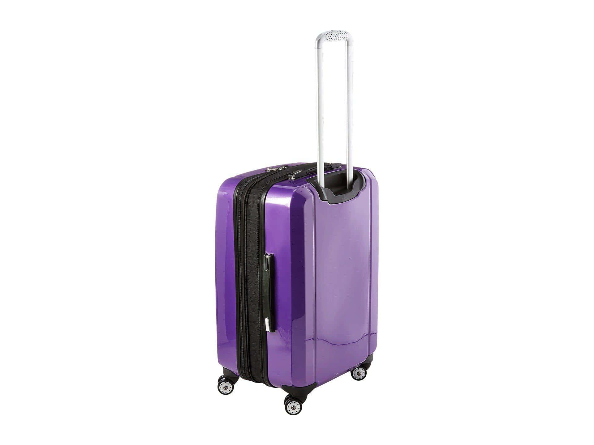 Purple Luggage 桌布 壁紙 — 一個亮面紫色硬殼行李箱，帶有伸出的銀色伸縮手柄和四個旋轉輪，孤立地立在白色背景上。