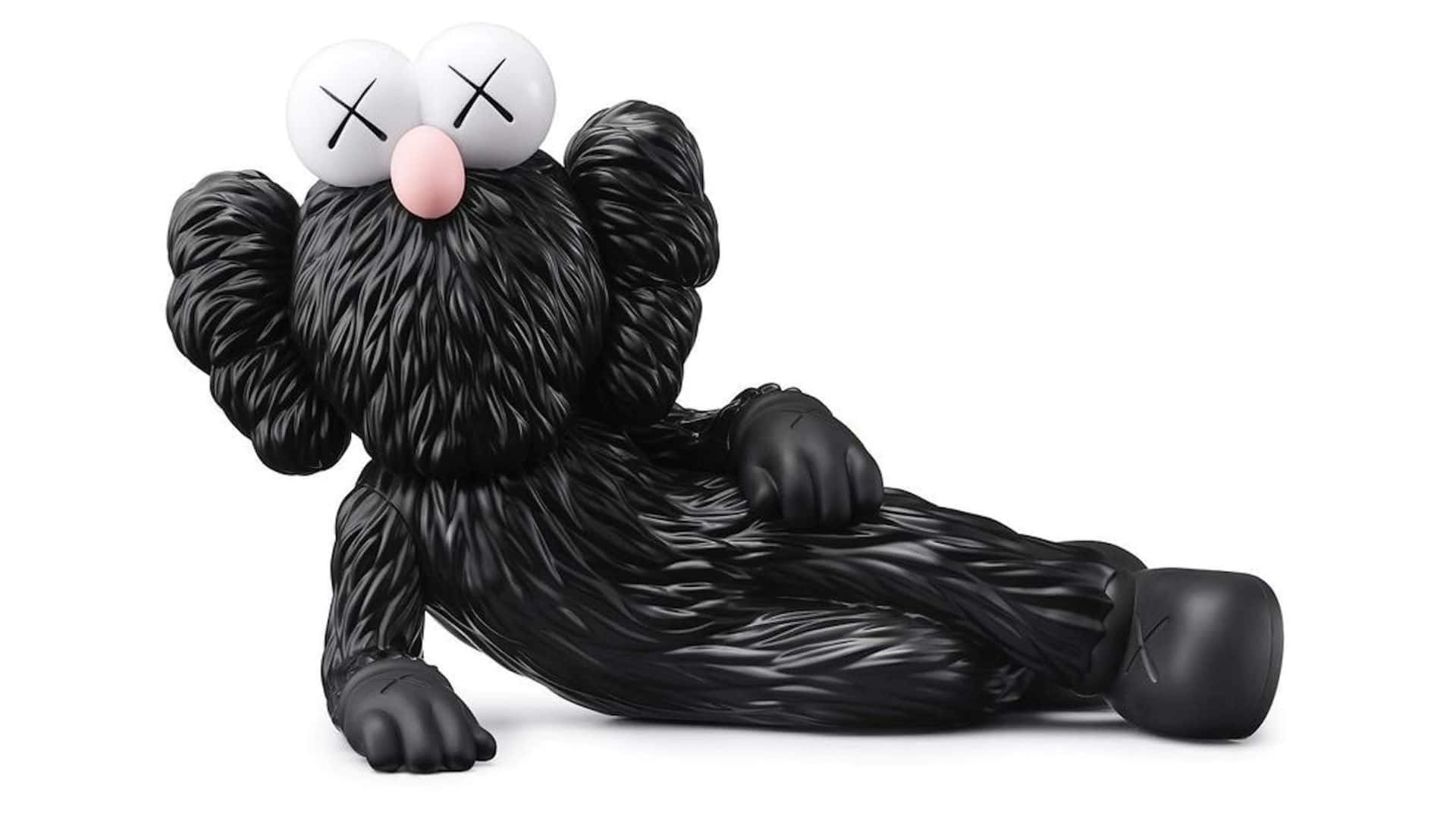 Kaws Figures 桌布 壁紙 — 一個亮黑色KAWS Companion公仔，帶有X形眼睛和粉紅色鼻子，靠著純白色背景。
