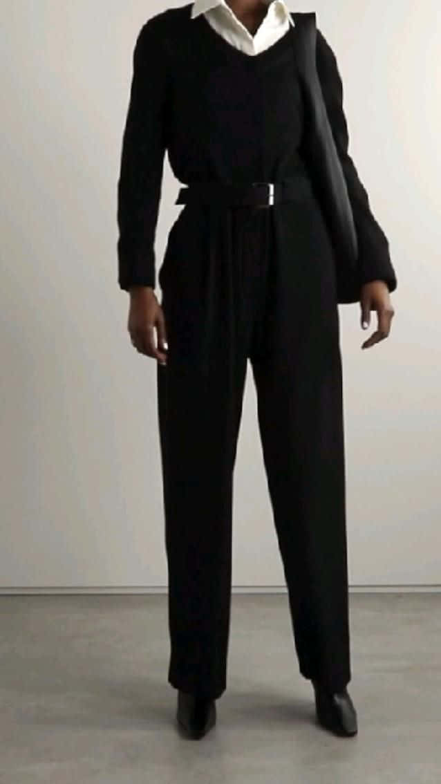 Black Clothing 桌布 壁紙 — 一個人企喺簡約工作室空間，穿著黑色闊腳連身褲、白色有領恤衫同黑色腰帶。