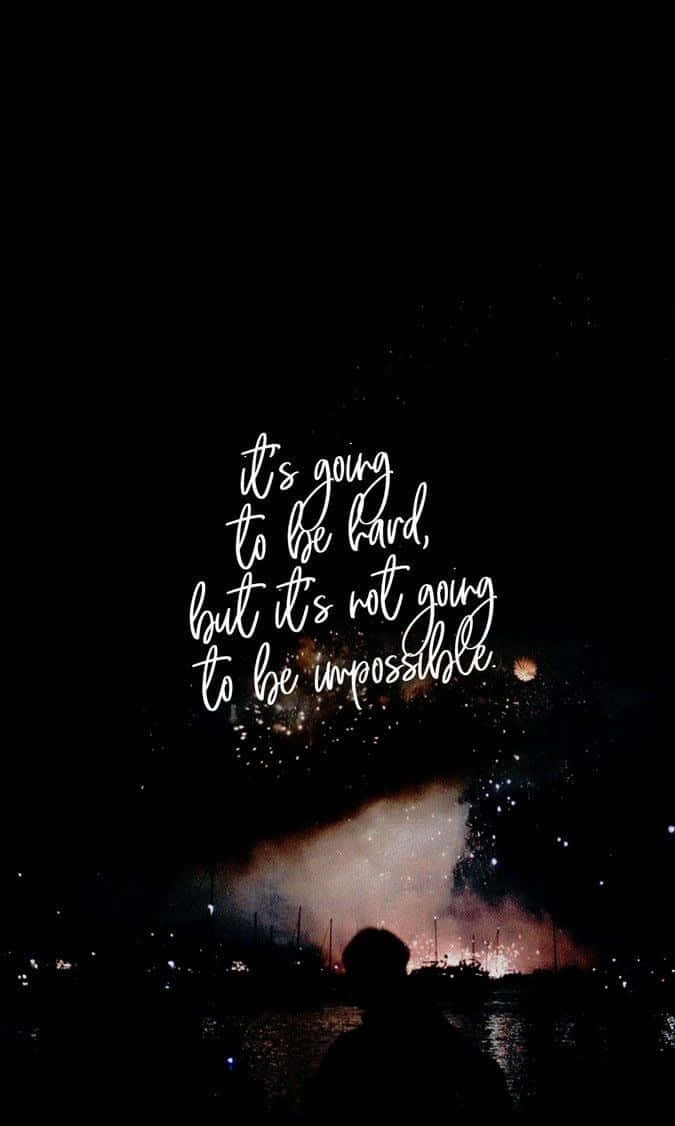 Love Quotes 桌布 壁紙 — 一個人凝視星空夜空的剪影，帶有發光文字疊加，寫著「這將會很困難，但並非不可能」。