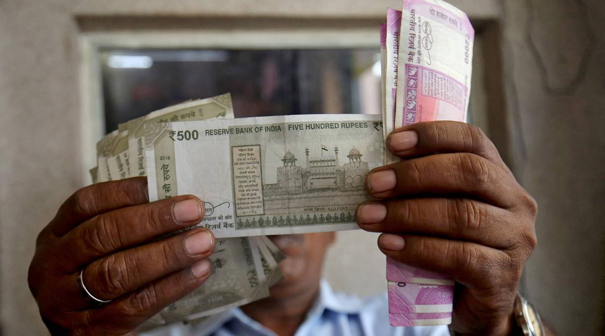 Indian 桌布 壁紙 — 一個人喺特寫鏡頭中將一疊印度盧比紙幣揸喺面前。