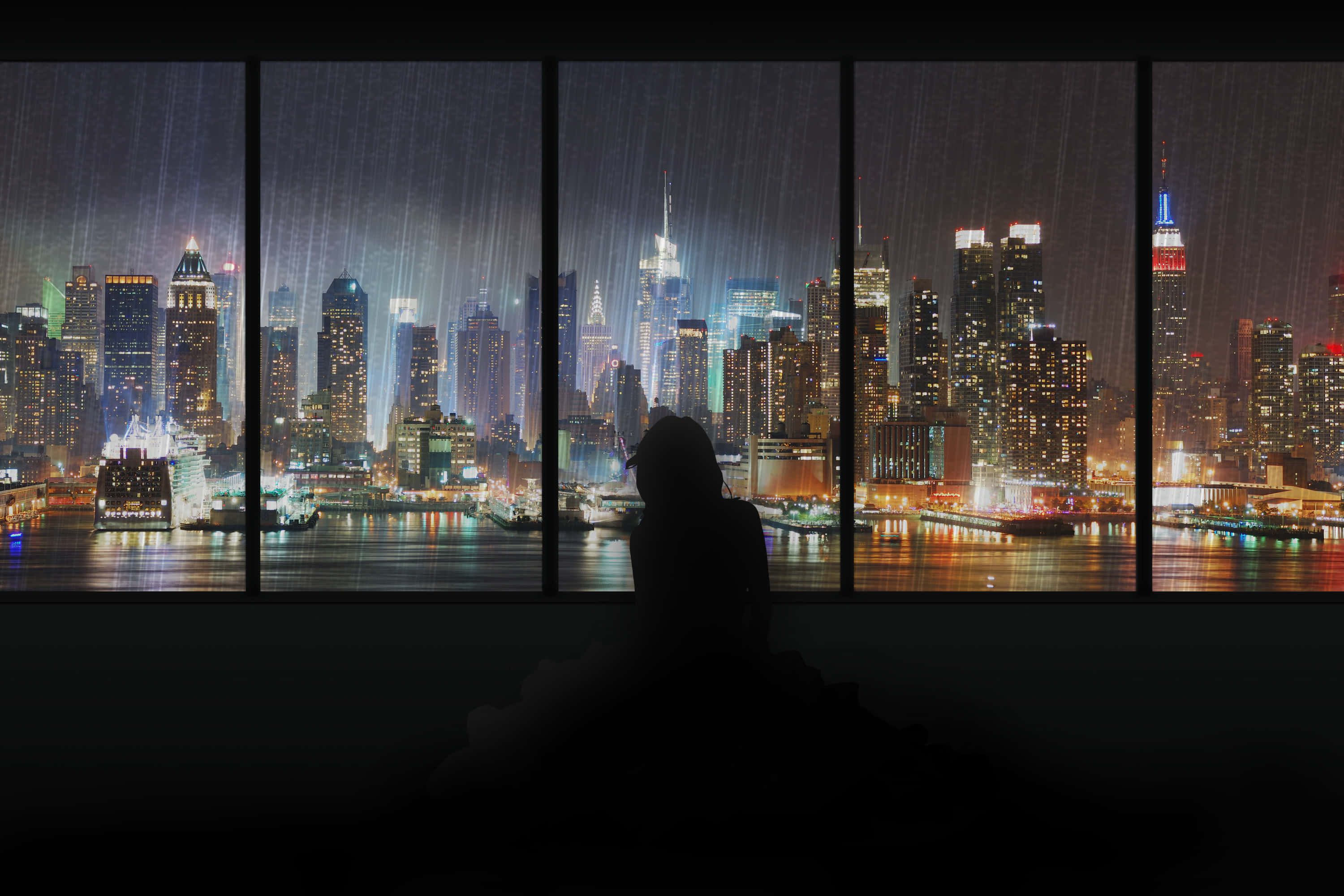 Aesthetic Anime City 桌布 壁紙 — 一個人嘅剪影坐喺有雨痕嘅窗邊，俯瞰夜晚充滿活力嘅霓虹燈城市景觀。