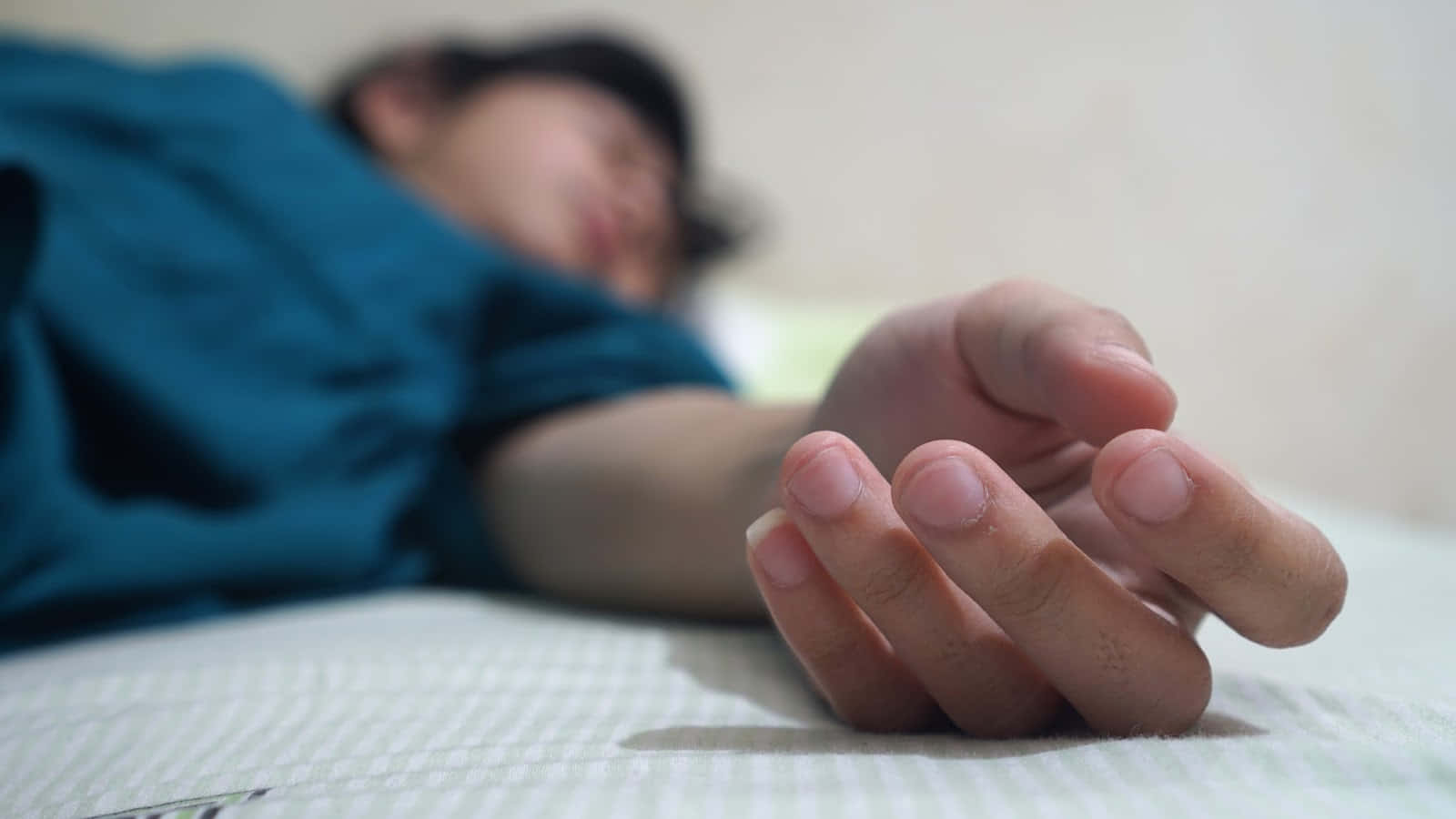 醉咗 桌布 壁紙 — 一個人嘅手放喺床單上休息嘅特寫，背景係佢平靜噉瞓緊覺。