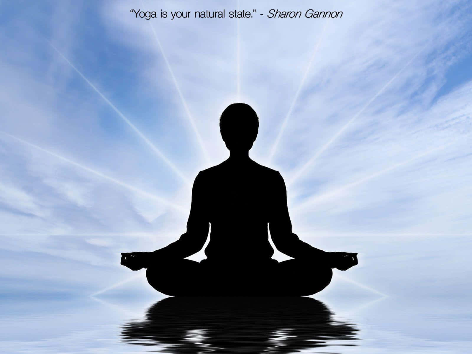 Spiritual Meditation 桌布 壁紙 — 一個人在光芒四射的天空下於水上以蓮花坐姿冥想嘅剪影，附有語錄。