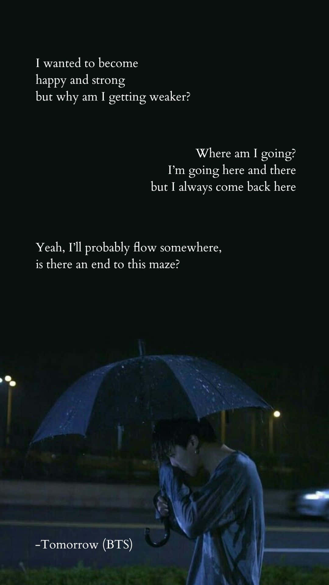 Bts Lyrics 桌布 壁紙 — 一個人在夜晚的雨中撐著深色雨傘，BTS《Tomorrow》的歌詞疊加在昏暗的街道上。