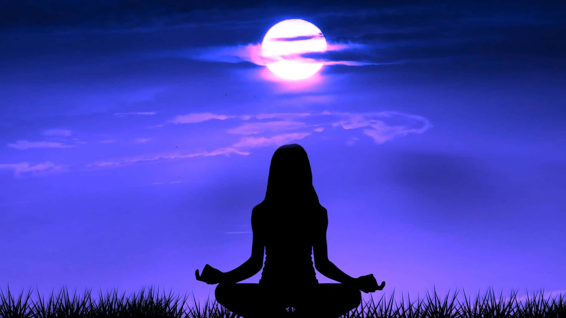 Concentration 桌布 壁紙 — 一個人在寧靜夜空下，在草地上盤腿打坐，背景是發光的紫色月亮的剪影。