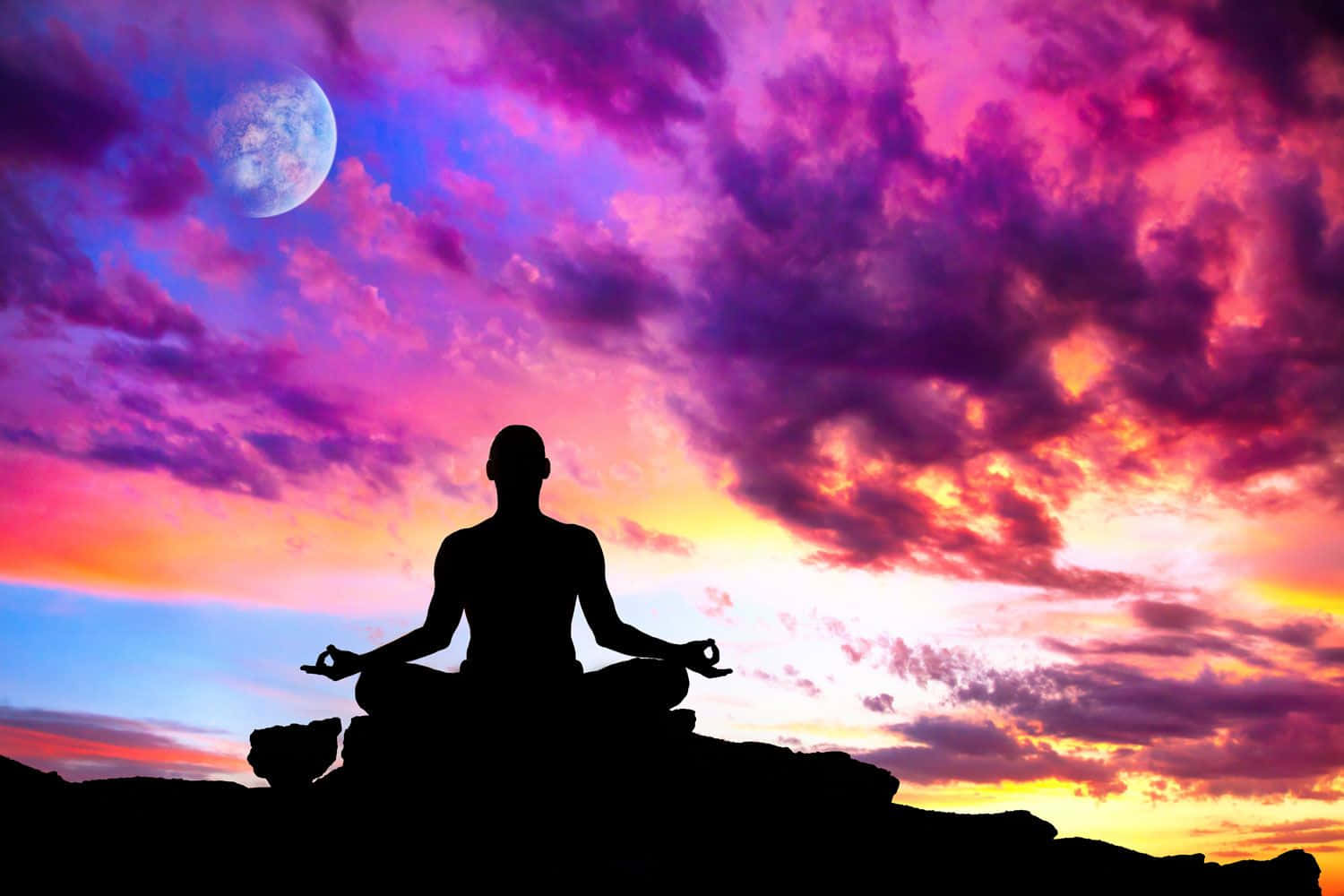 Transcendental 桌布 壁紙 — 一個人在日落時分在懸崖上冥想嘅剪影，滿月同充滿活力嘅紫橙色天空。