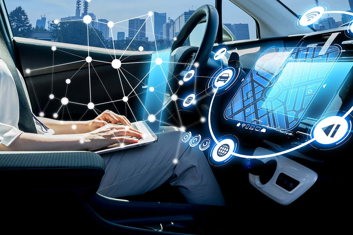 Car Technology 桌布 壁紙 — 一個人在未來主義的汽車中使用平板電腦，而全息數字界面在儀表板和方向盤周圍發光。