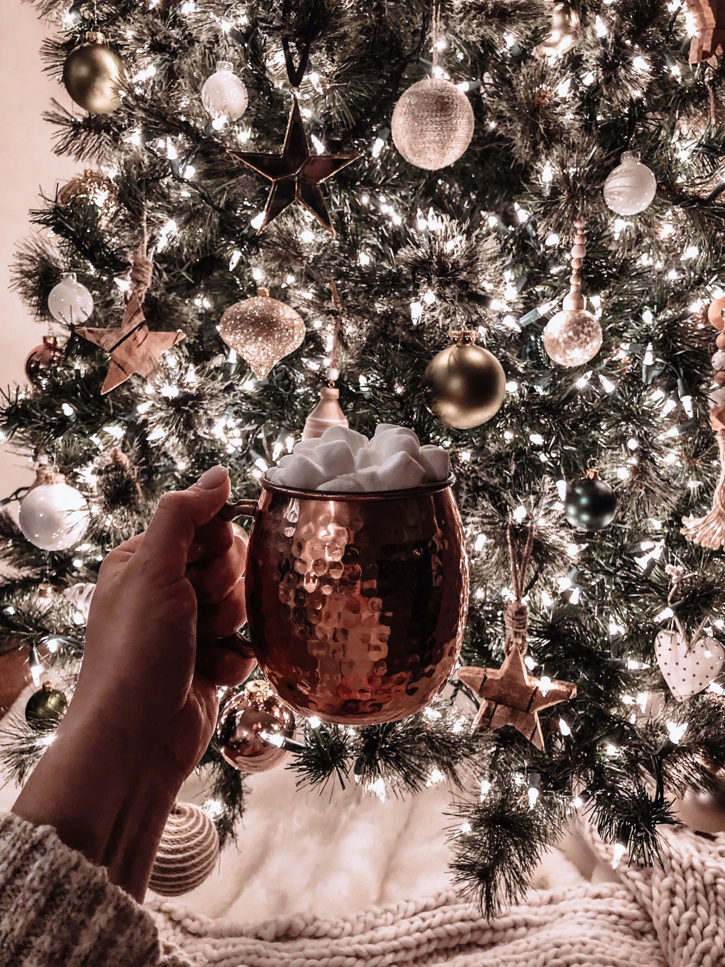 一個人在聖誕樹前手持咖啡杯 壁紙