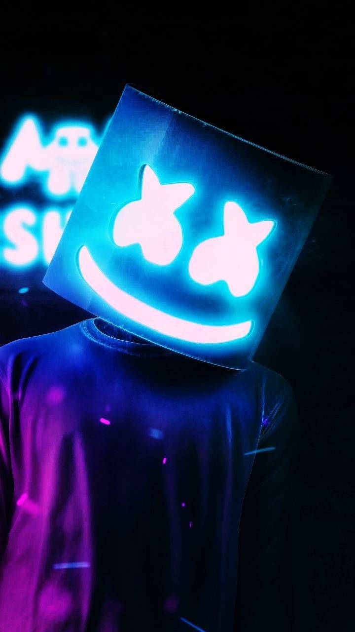 霓虹 iPhone 桌布 壁紙 — 一個人在黑暗環境中戴著發光的藍色方形面具，面具上有笑臉，周圍有霓虹燈。
