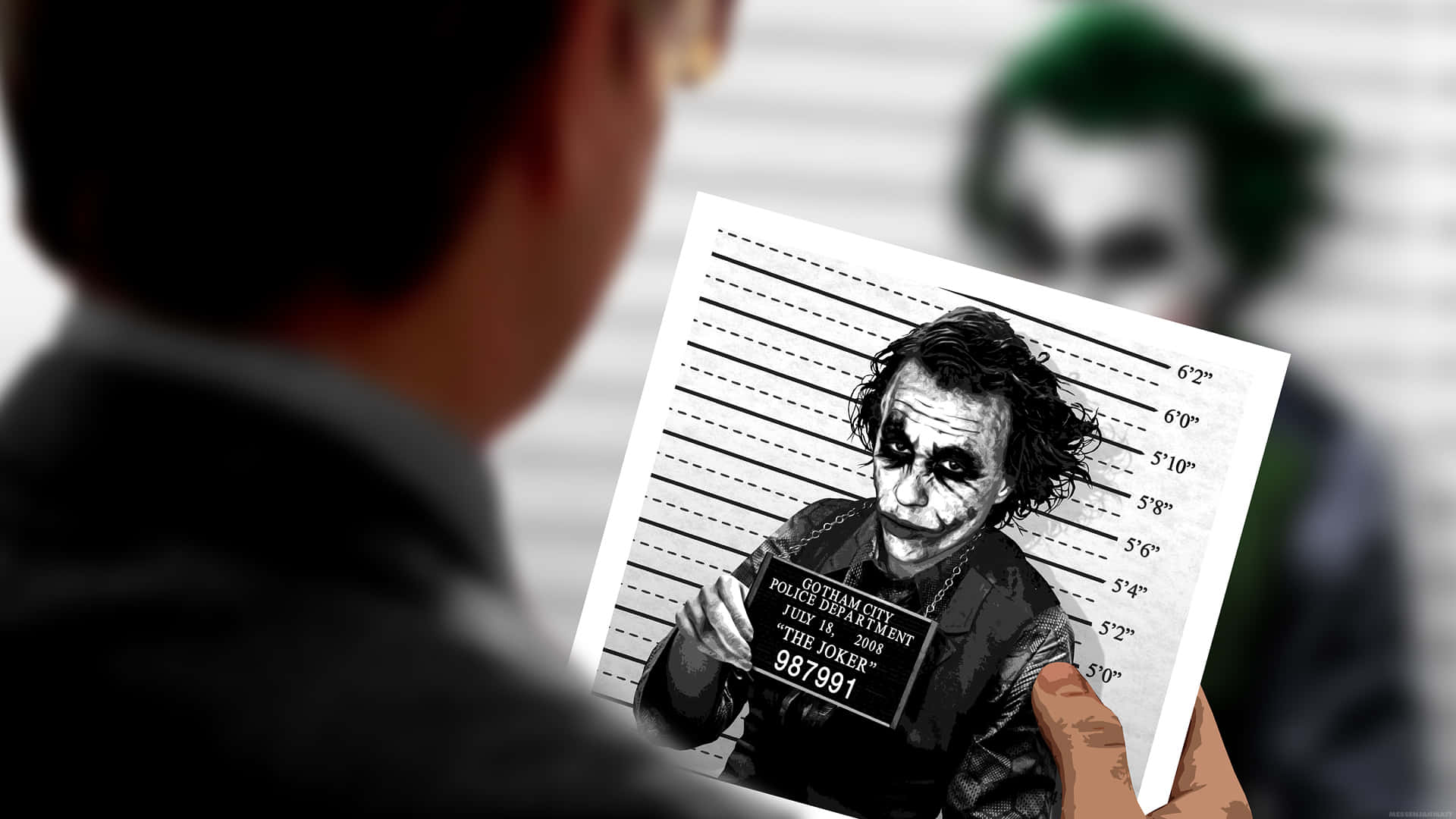 Gotham City Police Department 桌布 壁紙 — 一個人從後面拿著小丑的入案照，而背景中模糊的小丑隱約出現。