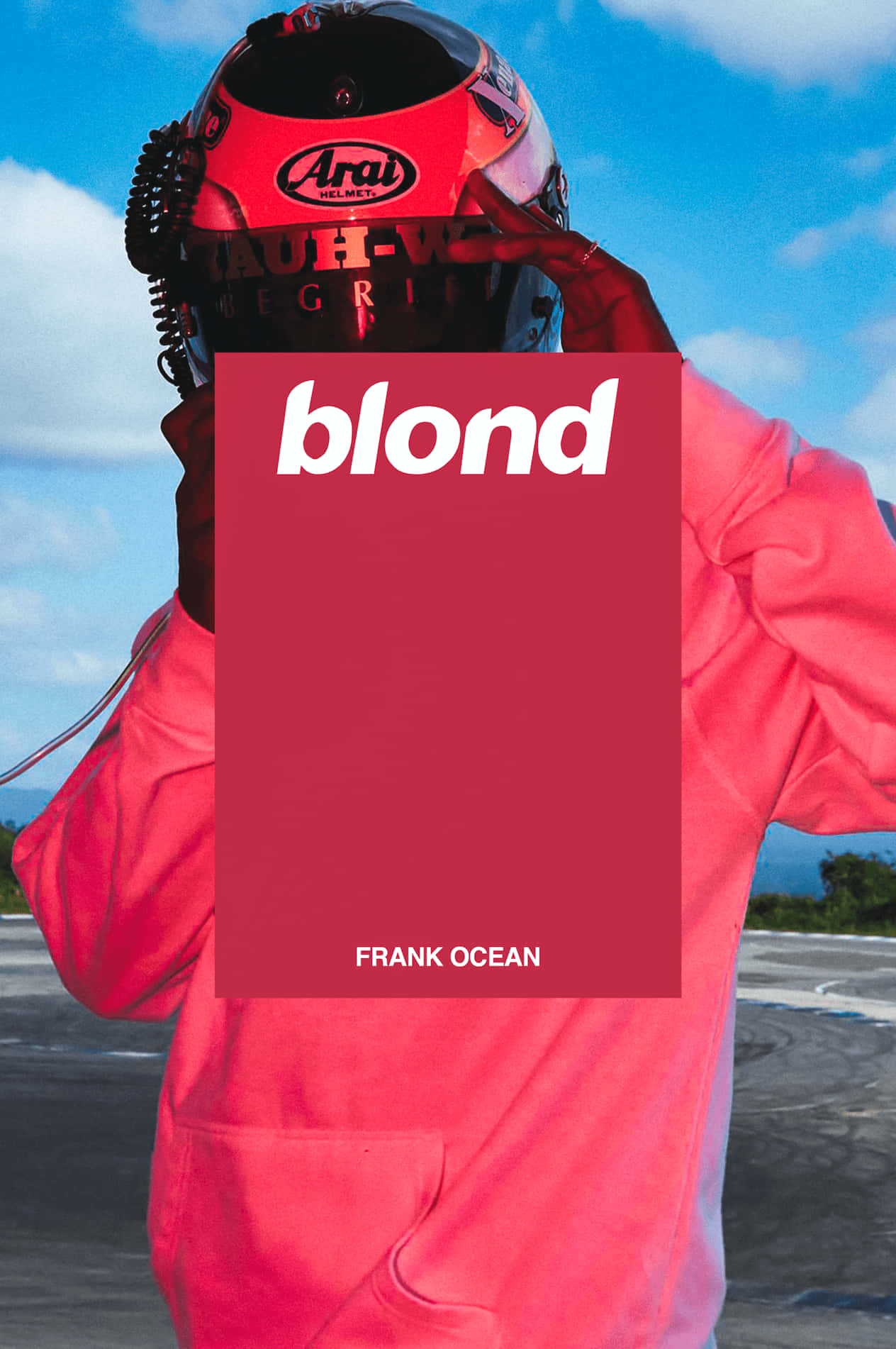 Frank Ocean - 《Blonde》 壁紙 — 一個人戴住紅色賽車頭盔同埋相配嘅連帽衫，喺明亮嘅藍天背景下舉起Frank Ocean嘅紅色專輯封面「blond」。