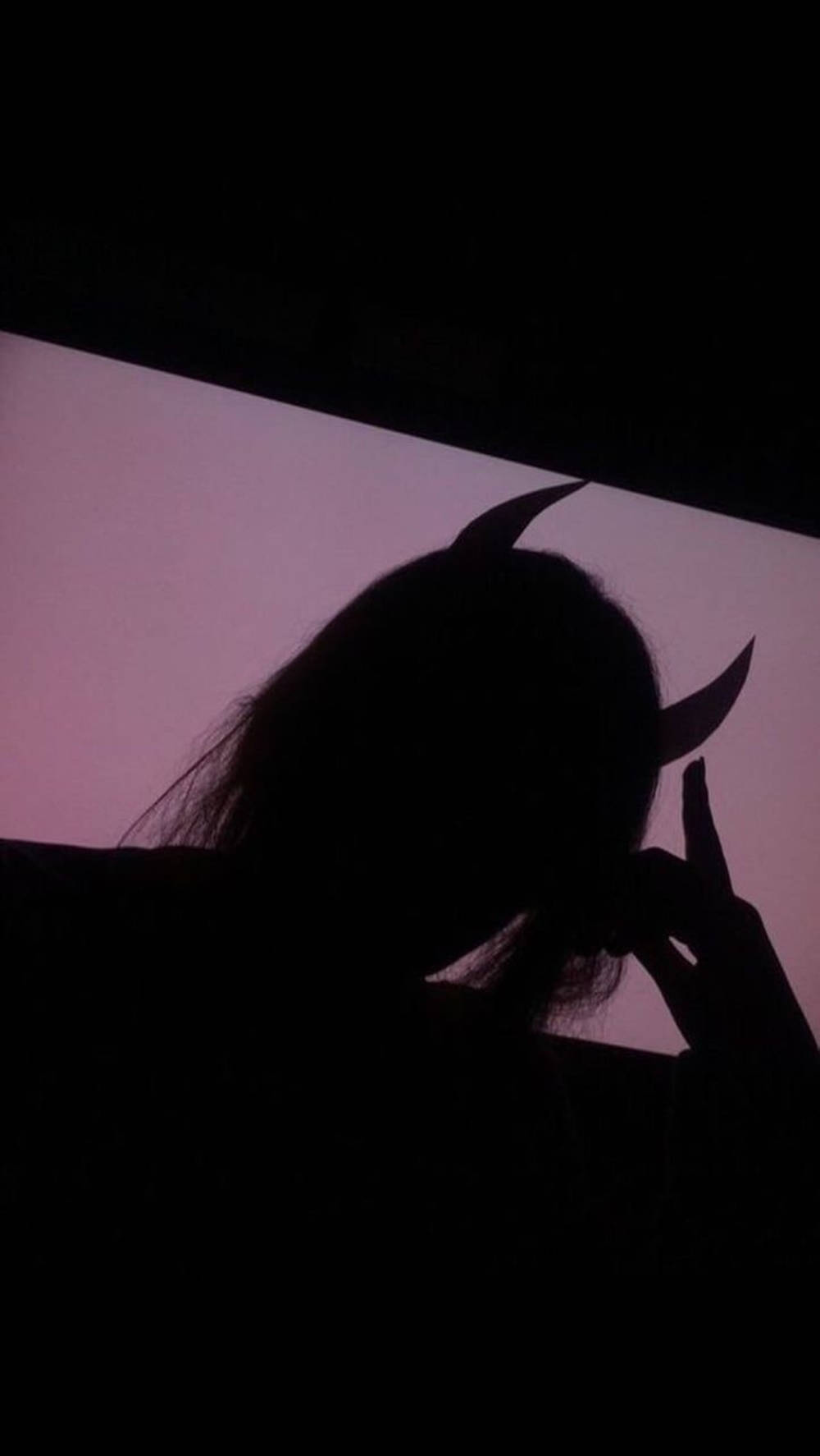 惡魔 桌布 壁紙 — 一個人戴著惡魔角在柔和粉紅色暮色天空下的剪影。
