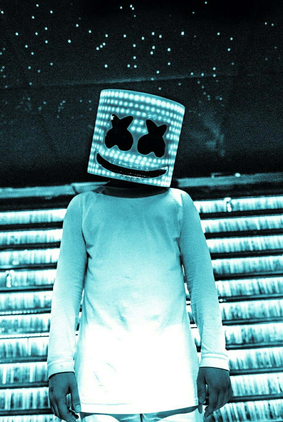 Fortnite x Marshmello 壁紙 — 一個人戴著發光LED笑臉頭盔，站在星空天花板和照明條紋牆前。