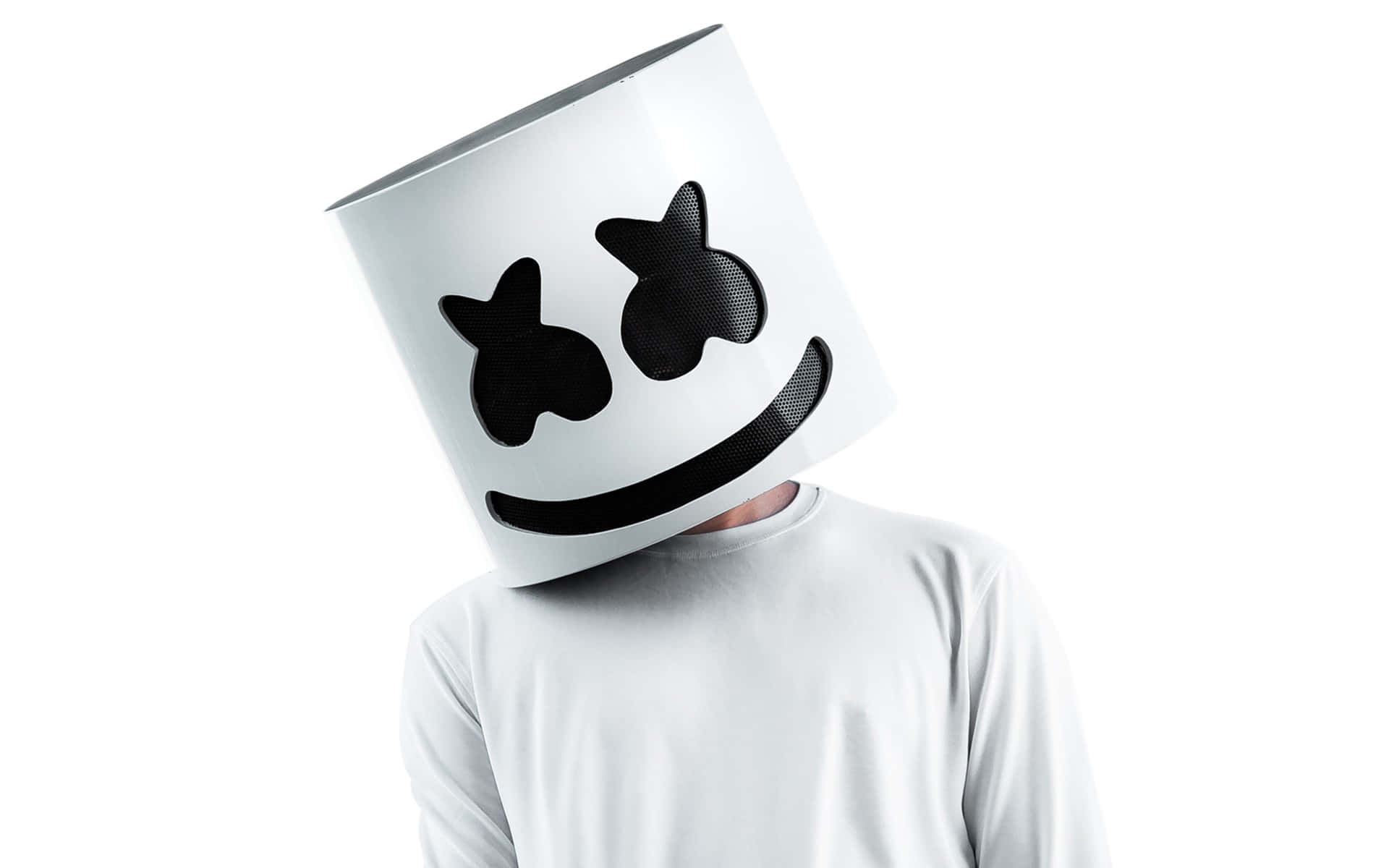 Marshmello 桌布 壁紙 — 一個人戴著白色圓柱形頭盔，有黑色星形眼睛和微笑，背景為純白色。