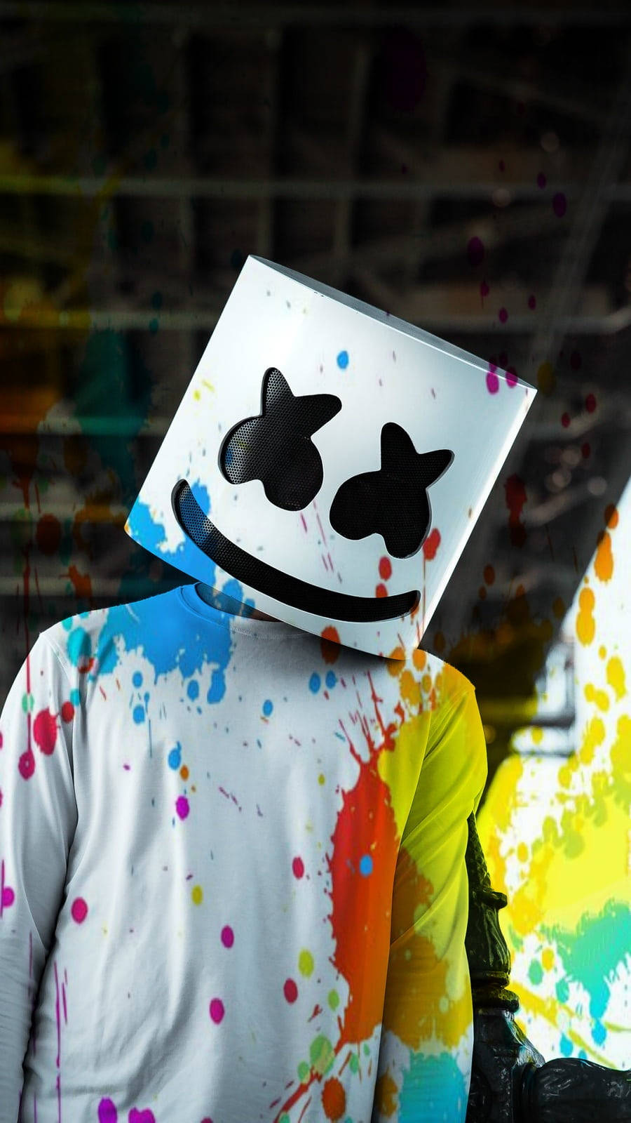 Marshmello 桌布 壁紙 — 一個人戴著白色方形面具，面具上有黑色星星眼睛和微笑，站在色彩繽紛的油漆飛濺背景前。
