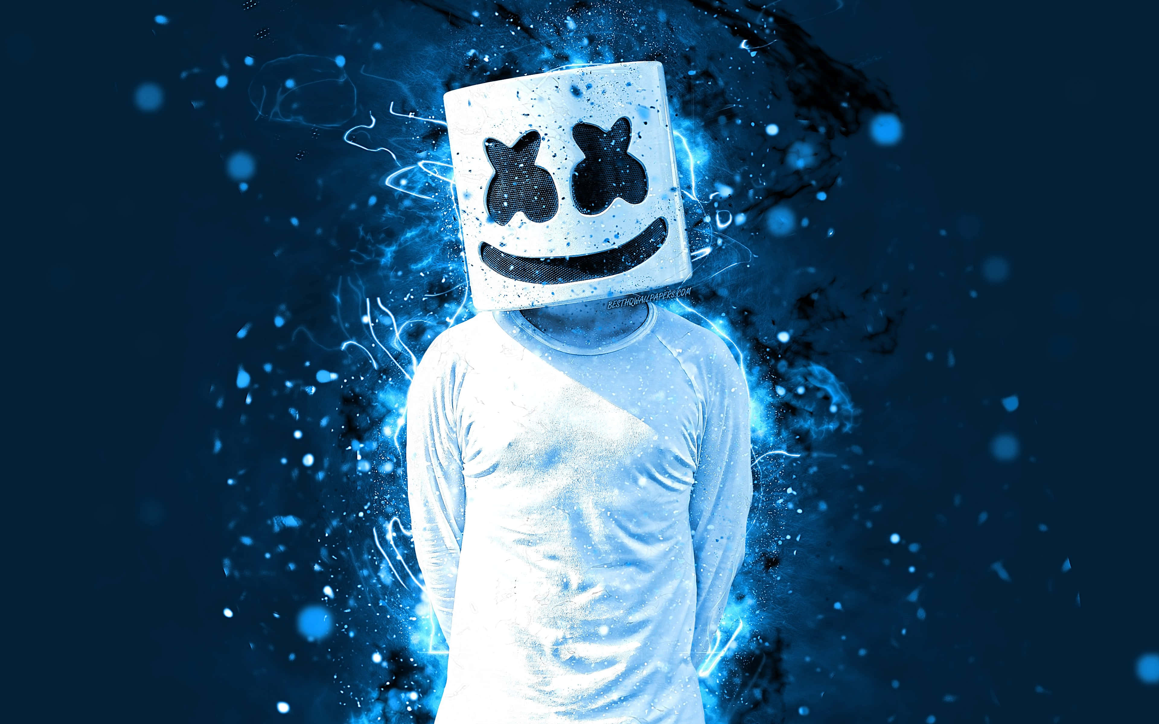 Marshmello 桌布 壁紙 — 一個人戴著白色棉花糖頭盔，上有黑色笑臉，站在深藍色背景前，背景有電藍色能量火花。
