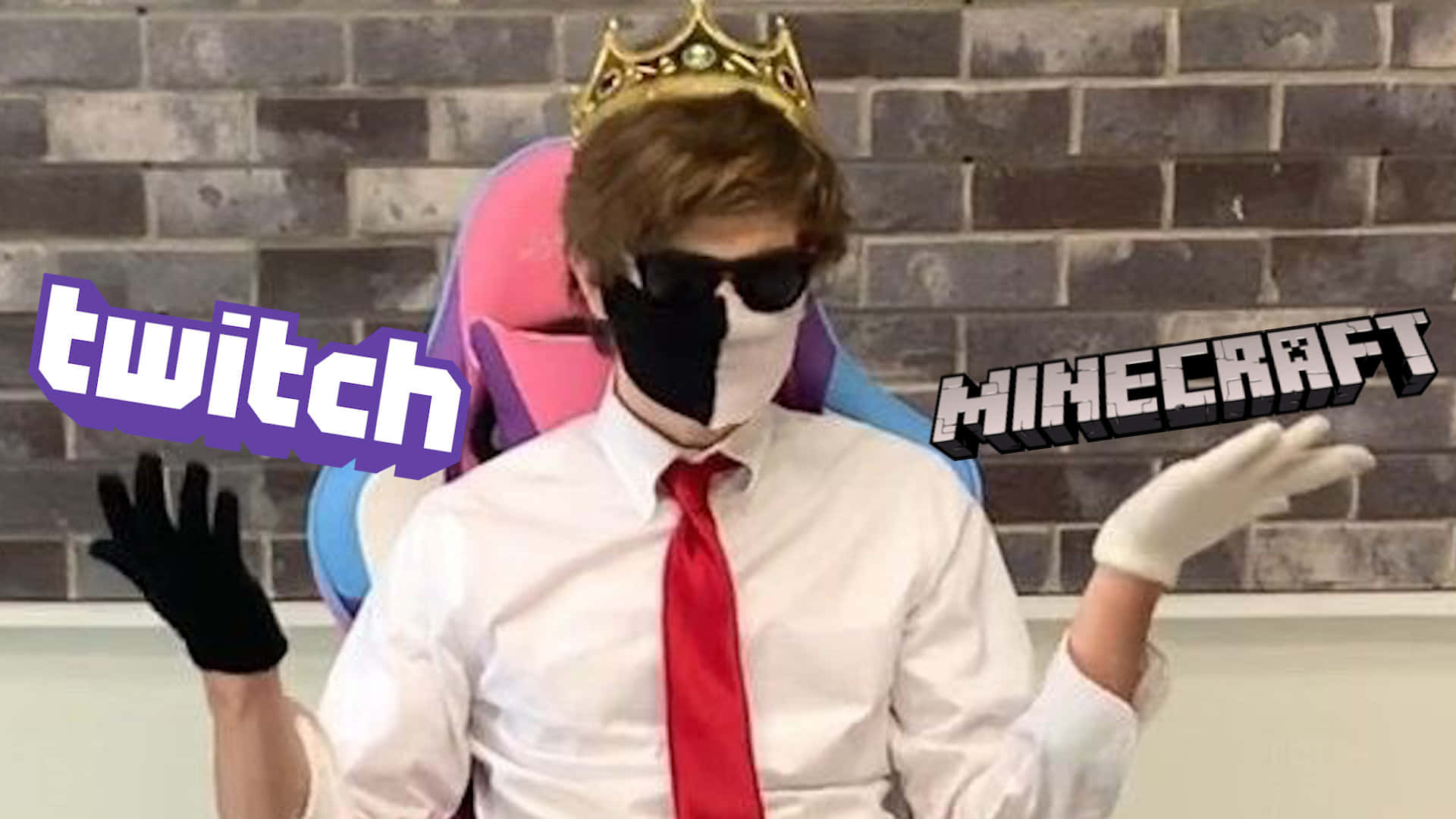 Minecraft Twitch Streamers 桌布 壁紙 — 一個人戴著皇冠、太陽眼鏡和手套，坐在帶有 twitch 和 minecraft 標誌的電競椅上。