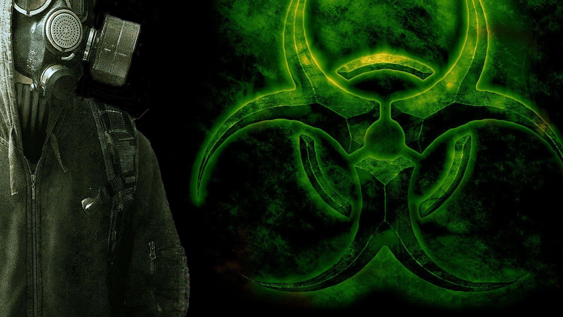 toxic 桌布 壁紙 — 一個人戴著防毒面具，站在發光的綠色生物危害標誌旁邊，背景為深色。