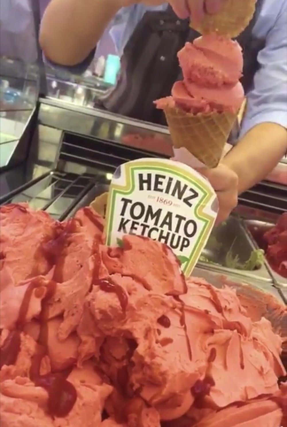 Food Memes 桌布 壁紙 — 一個人手持一個裝滿粉紅色番茄醬雪糕的窩夫筒，上面放著一塊曲奇，下方是同口味的一桶雪糕。