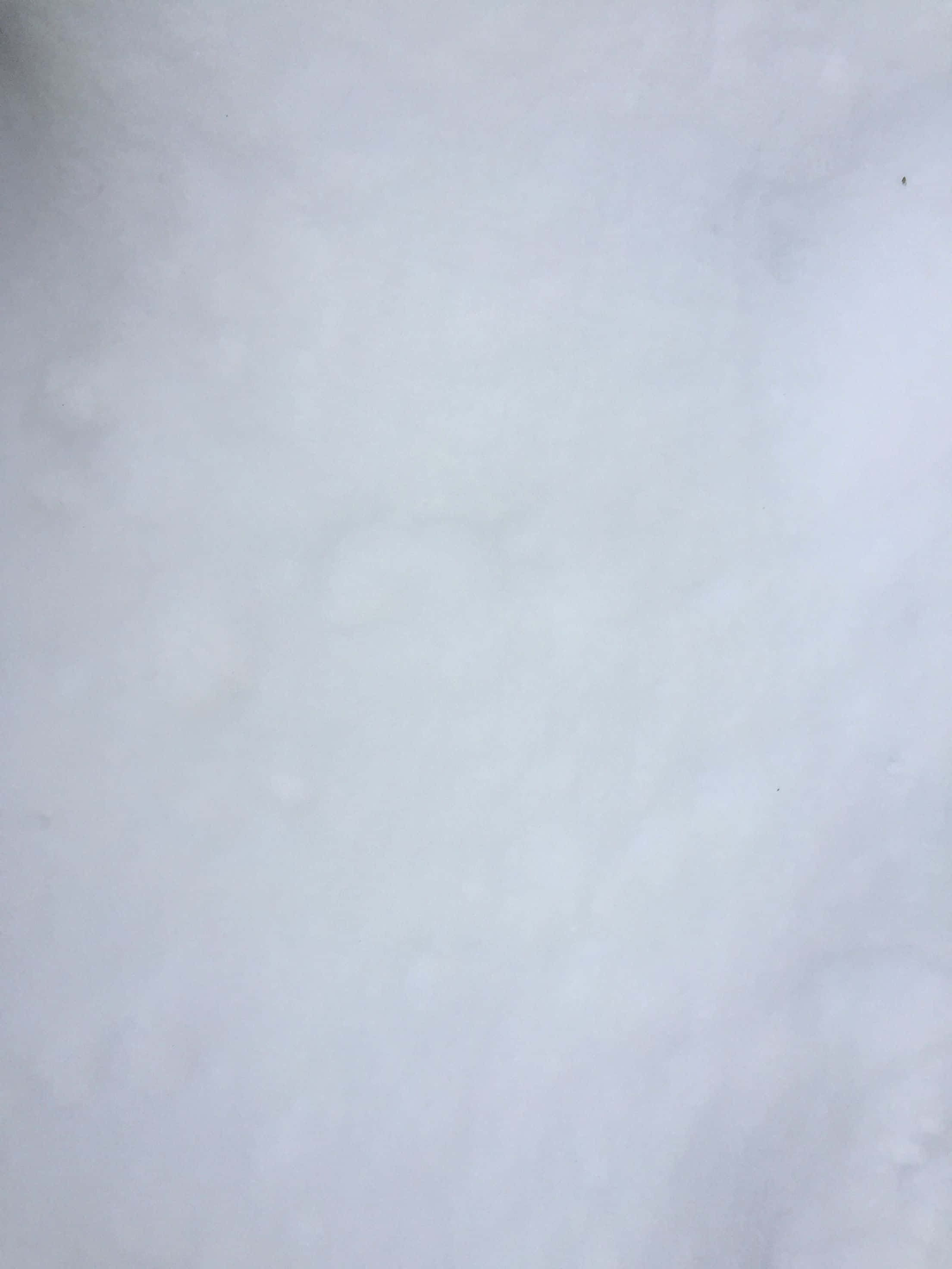 一個人手持滑雪杖站在雪地中 壁紙