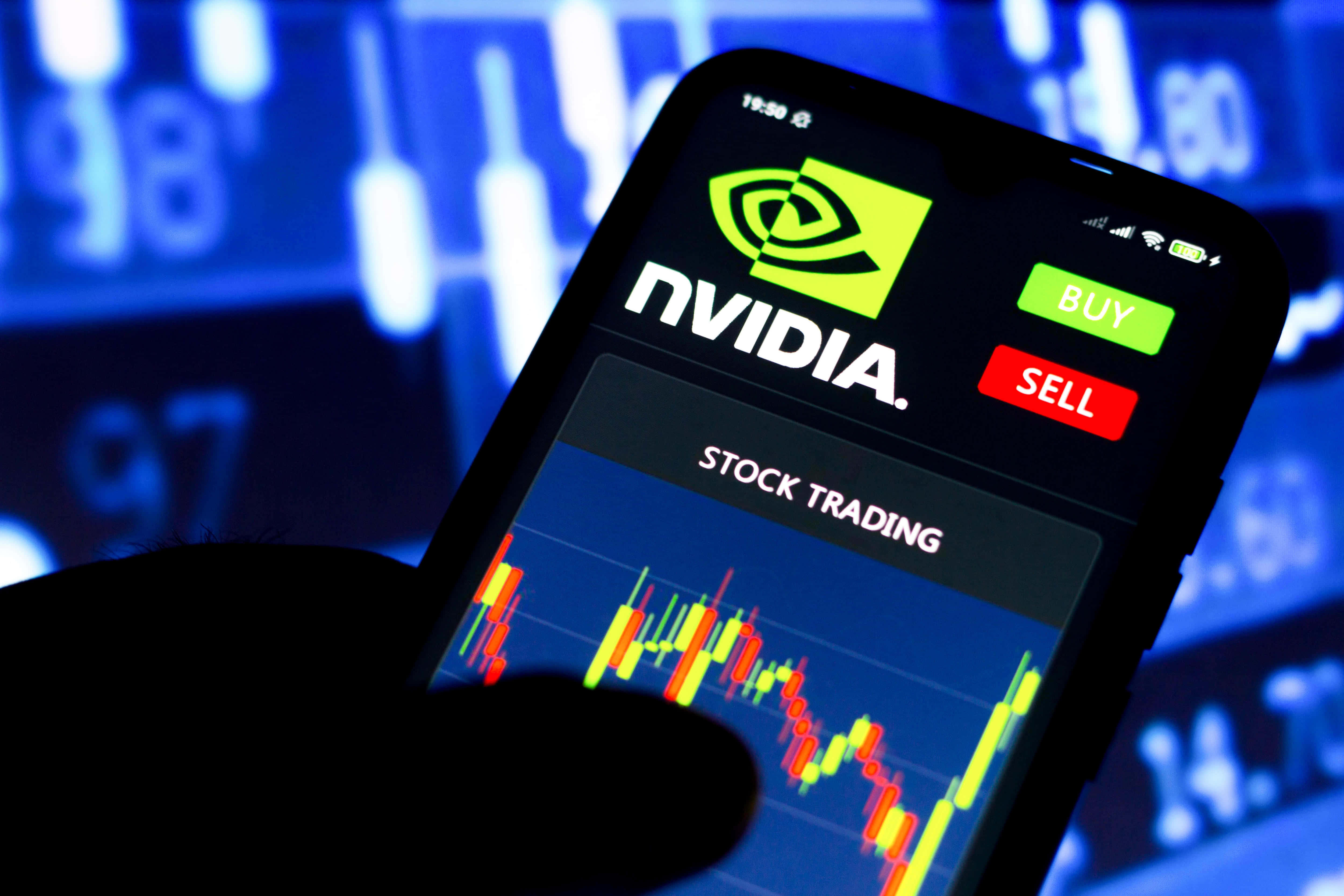 一個人手持顯示Nvidia股票畫面的手機 壁紙