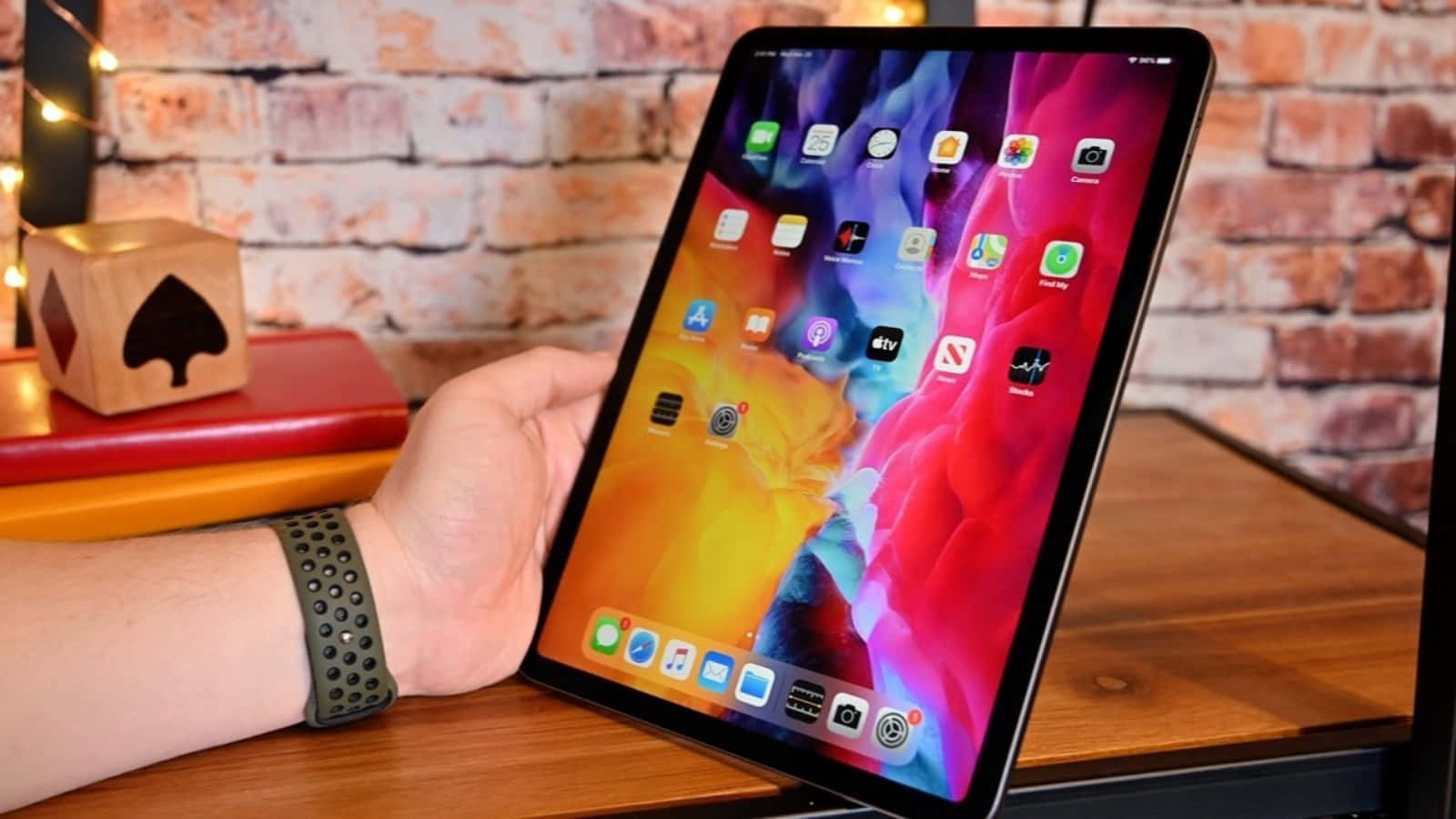 一個人手持顯示屏幕的Apple iPad Pro 壁紙