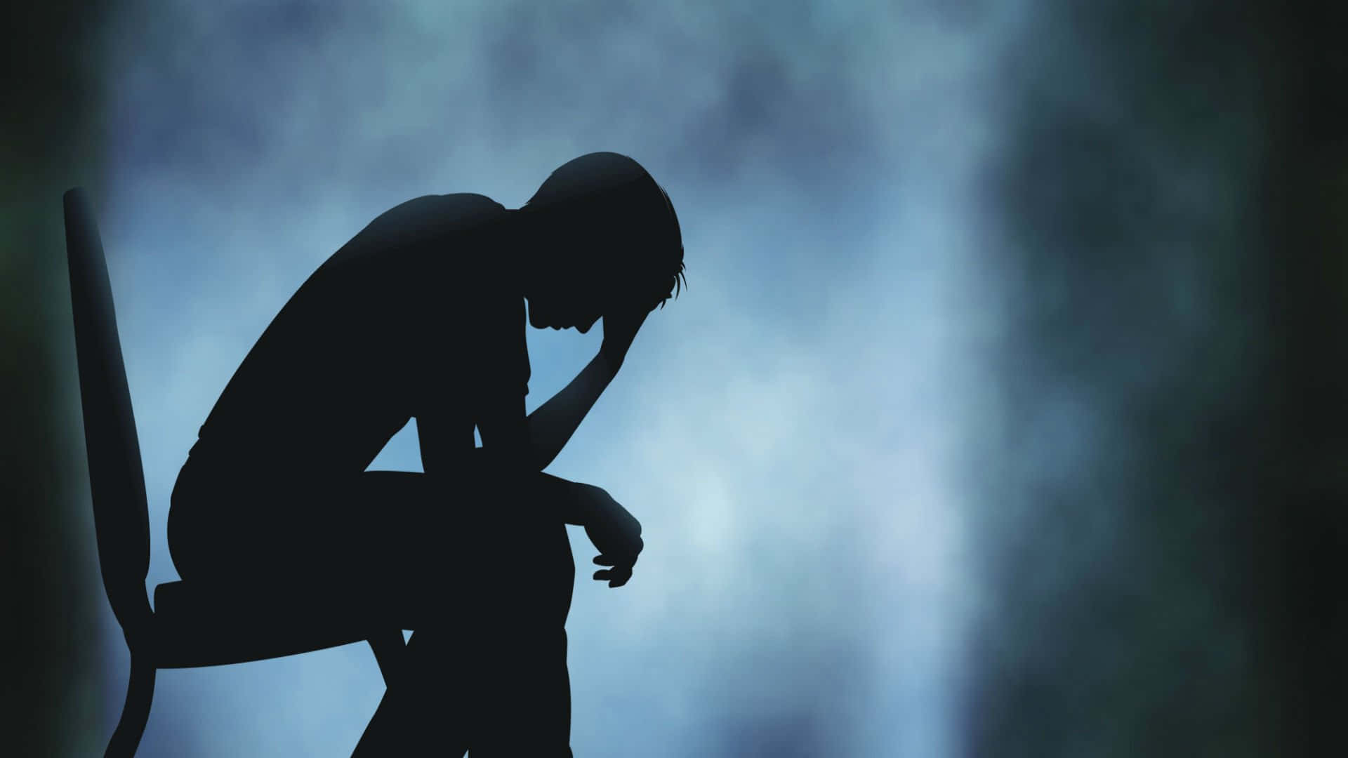 sadness 桌布 壁紙 — 一個人獨自坐在椅子上，雙手抱頭，背景是憂鬱的藍色迷霧中的剪影。
