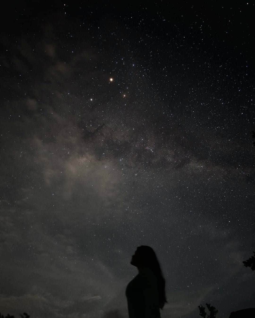 Black And White Star 桌布 壁紙 — 一個人的剪影仰望佈滿無數星星和閃爍銀河的壯麗夜空。