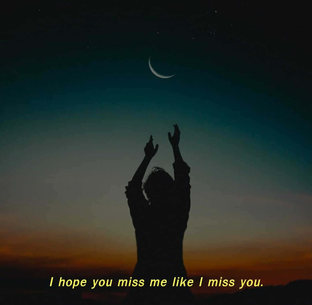 I Miss You 桌布 壁紙 — 一個人的剪影伸向新月，背景是帶有星星的暮色天空。