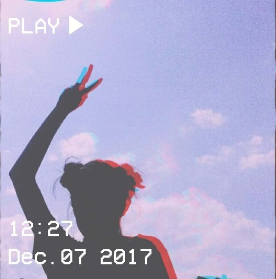 Vibey 桌布 壁紙 — 一個人的剪影在夢幻的粉彩天空下舉起和平手勢，帶有故障數位疊加和時間戳。