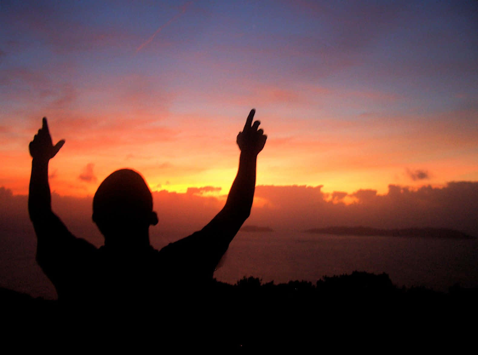 Praying 桌布 壁紙 — 一個人的剪影在海洋上熾熱的日落中高舉雙手慶祝勝利。
