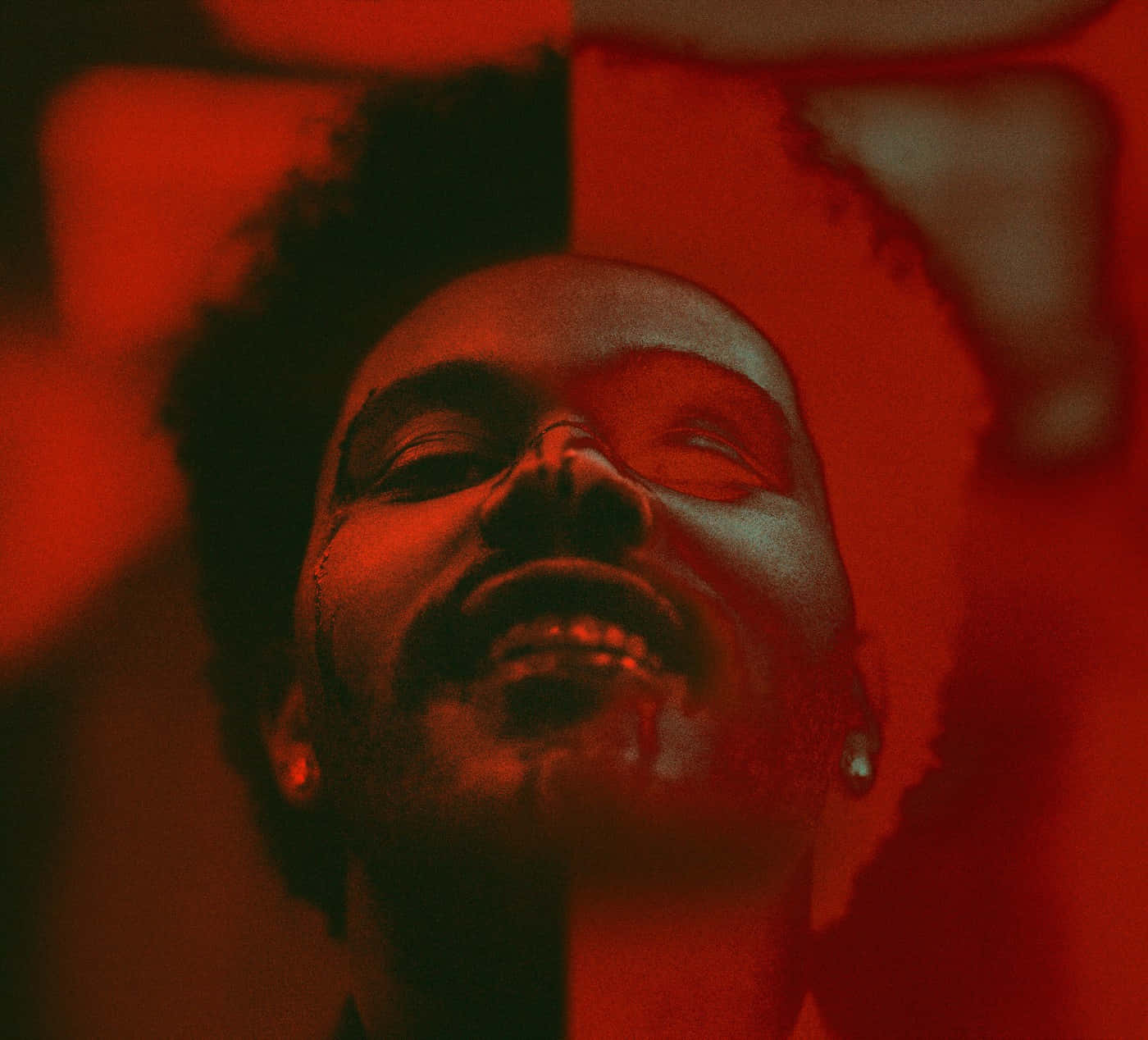 The Weeknd After Hours 桌布 壁紙 — 一個人的臉向上傾斜，在紅色燈光的特寫中，眼睛閉著，嘴巴張開，背景模糊。