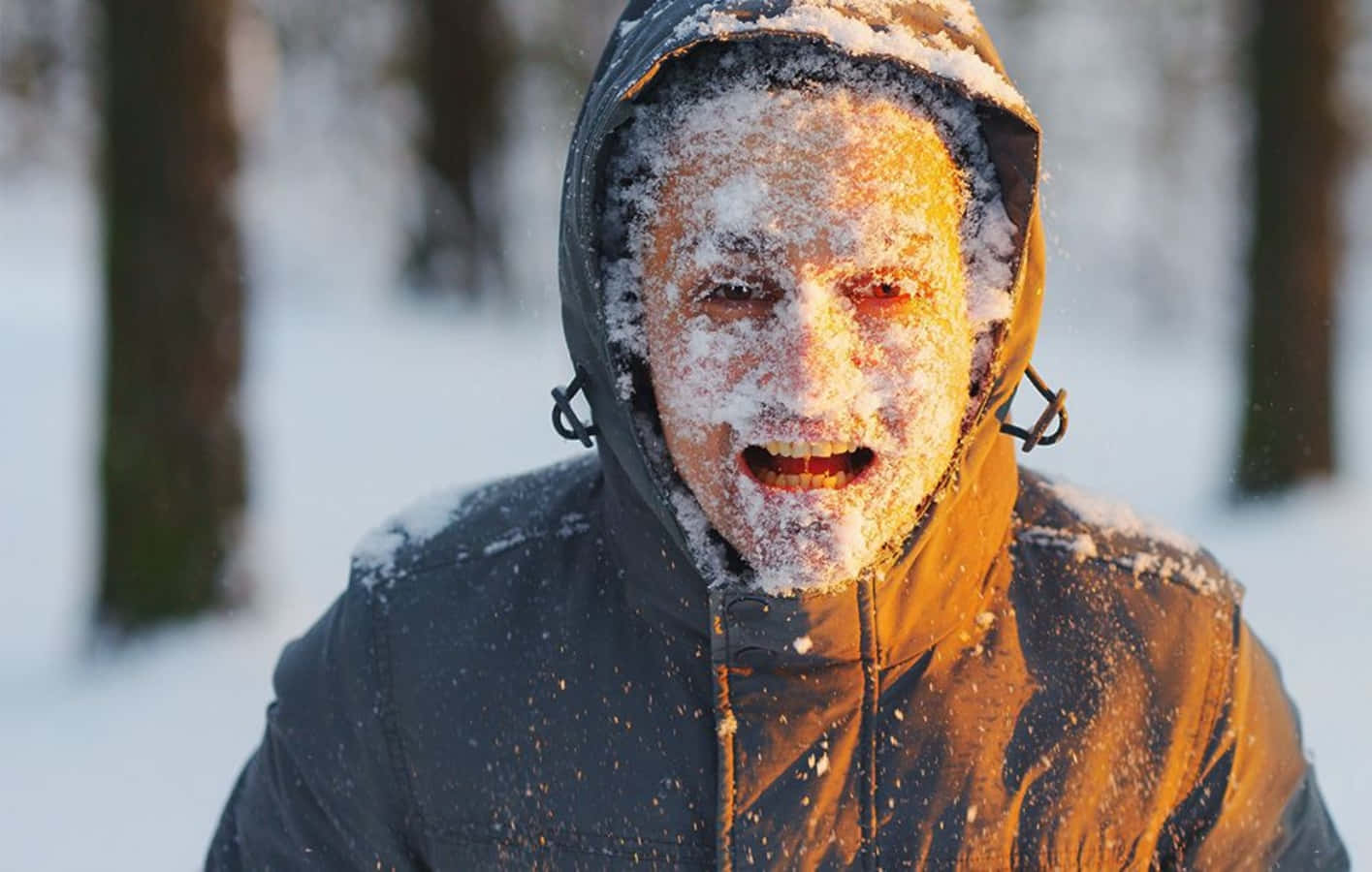 寒冷 桌布 壁紙 — 一個人的臉和帽子被雪覆蓋，在冬季森林的黃金時刻帶著喜悅的表情。