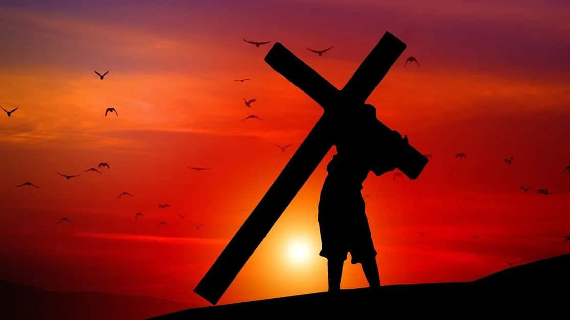 Gospel 桌布 壁紙 — 一個人背負著一個大十字架的剪影，背景是火紅的日落天空，頭頂有鳥兒飛過。