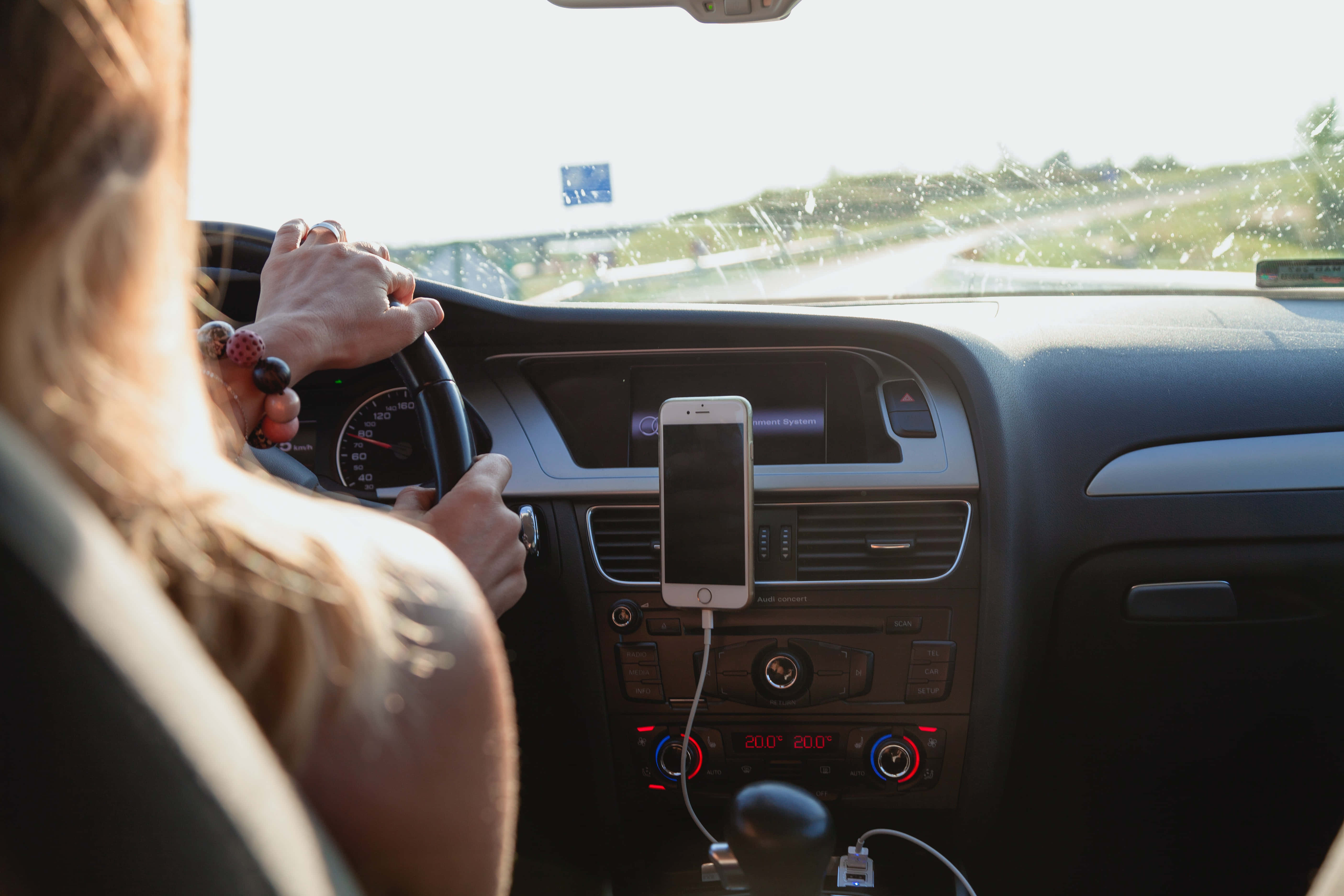 road trip 桌布 壁紙 — 一個人開車，雙手放在方向盤上，陽光穿過擋風玻璃照射進來。