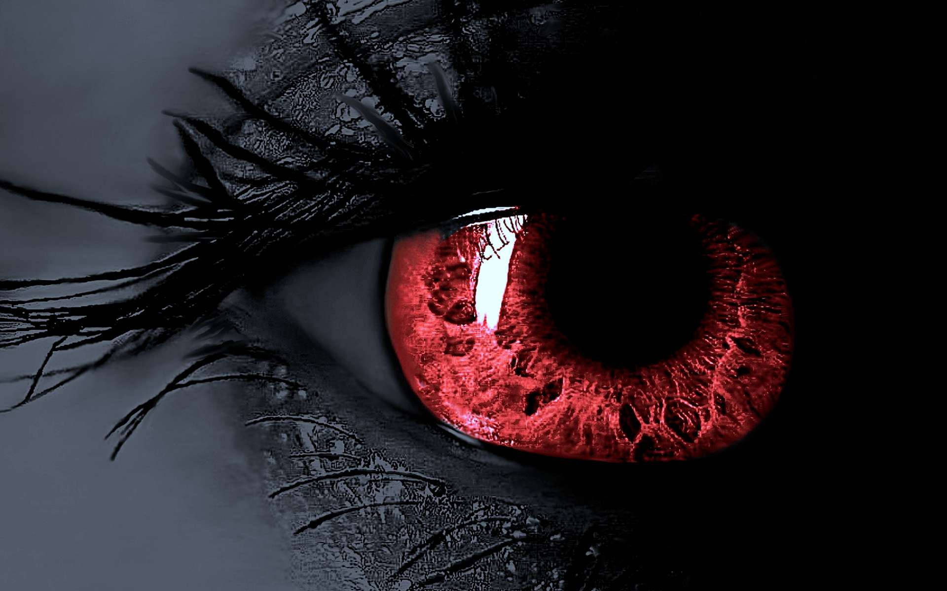 Eye 桌布 壁紙 — 一個令人不安的紅色眼睛特寫，帶有黑色睫毛和深色皮膚，背景陰暗。