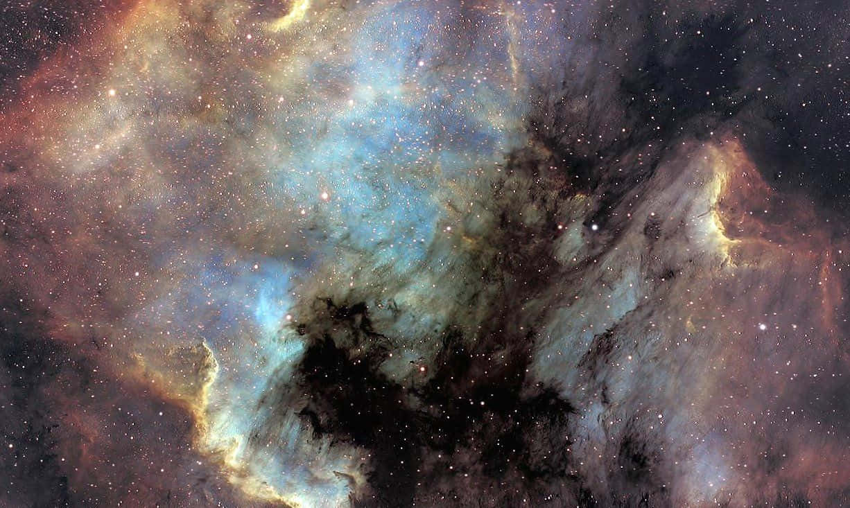 Cosmic Dust 桌布 壁紙 — 一個令人嘆為觀止的宇宙星雲，旋轉著鮮豔的藍色、橙色和深黑色，點綴著無數遙遠的星星。