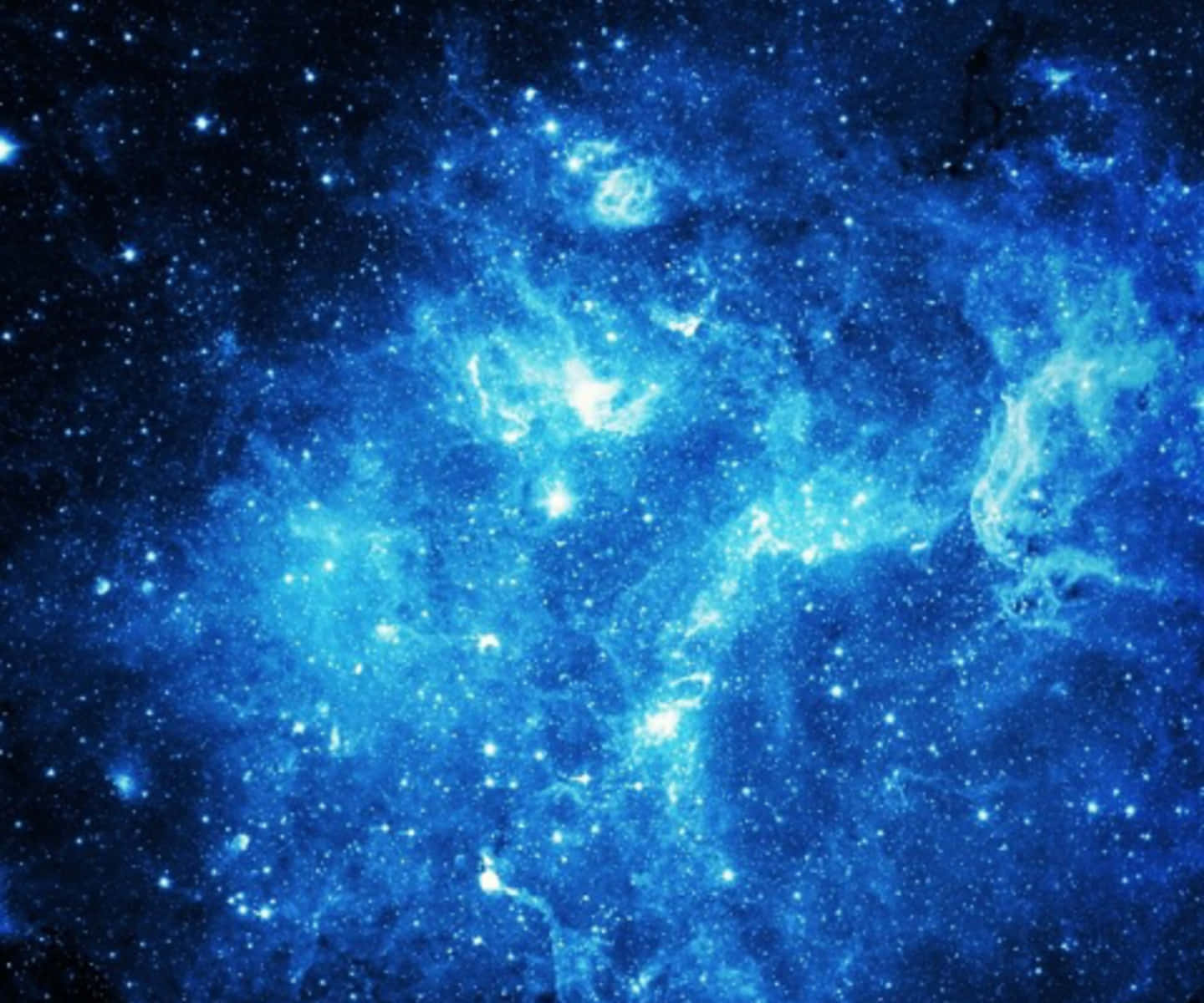Blue Galaxy 桌布 壁紙 — 一個令人嘆為觀止的宇宙星雲景觀，在深邃的黑色虛空中閃耀著電光藍色和白色的星星。