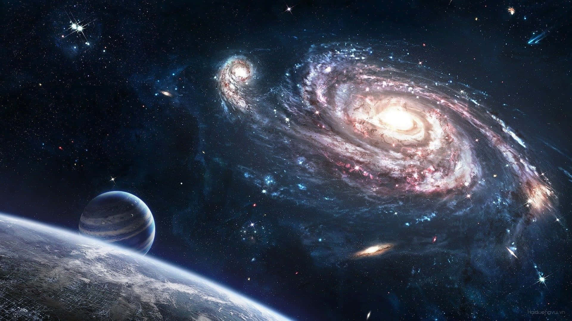 Whirlpool Galaxy 桌布 壁紙 — 一個令人嘆為觀止的宇宙景觀，呈現一個充滿活力的螺旋星系，散發著粉紅色和藍色的色調，旁邊還有一顆行星和遙遠的衛星，背景是繁星點點的虛空。