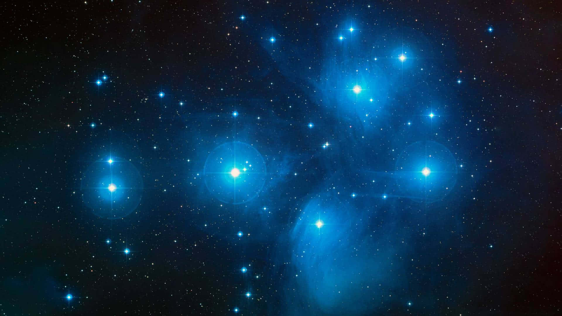 dark matter 桌布 壁紙 — 一個令人嘆為觀止的星團景象，在黑暗的宇宙背景下散發出鮮豔的藍色光芒。