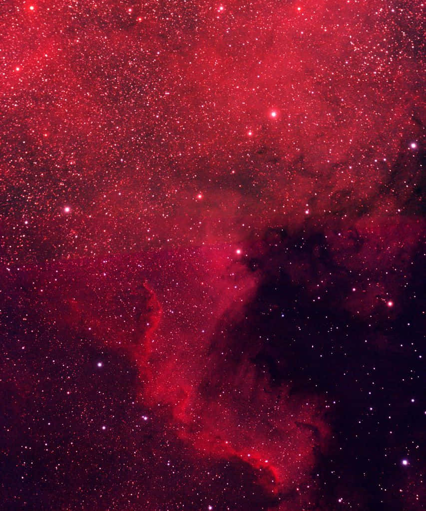 Interstellar Cloud 桌布 壁紙 — 一個令人嘆為觀止的景象，鮮紅色的星雲在深邃的宇宙虛空中閃爍著無數的星星。