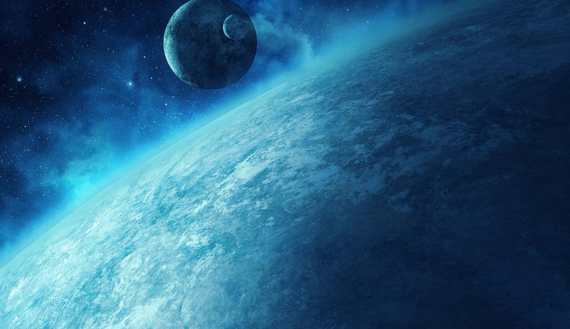 Atmosphere 桌布 壁紙 — 一個令人嘆為觀止的藍色星球景觀，帶有旋轉的雲層和星空中的月亮。