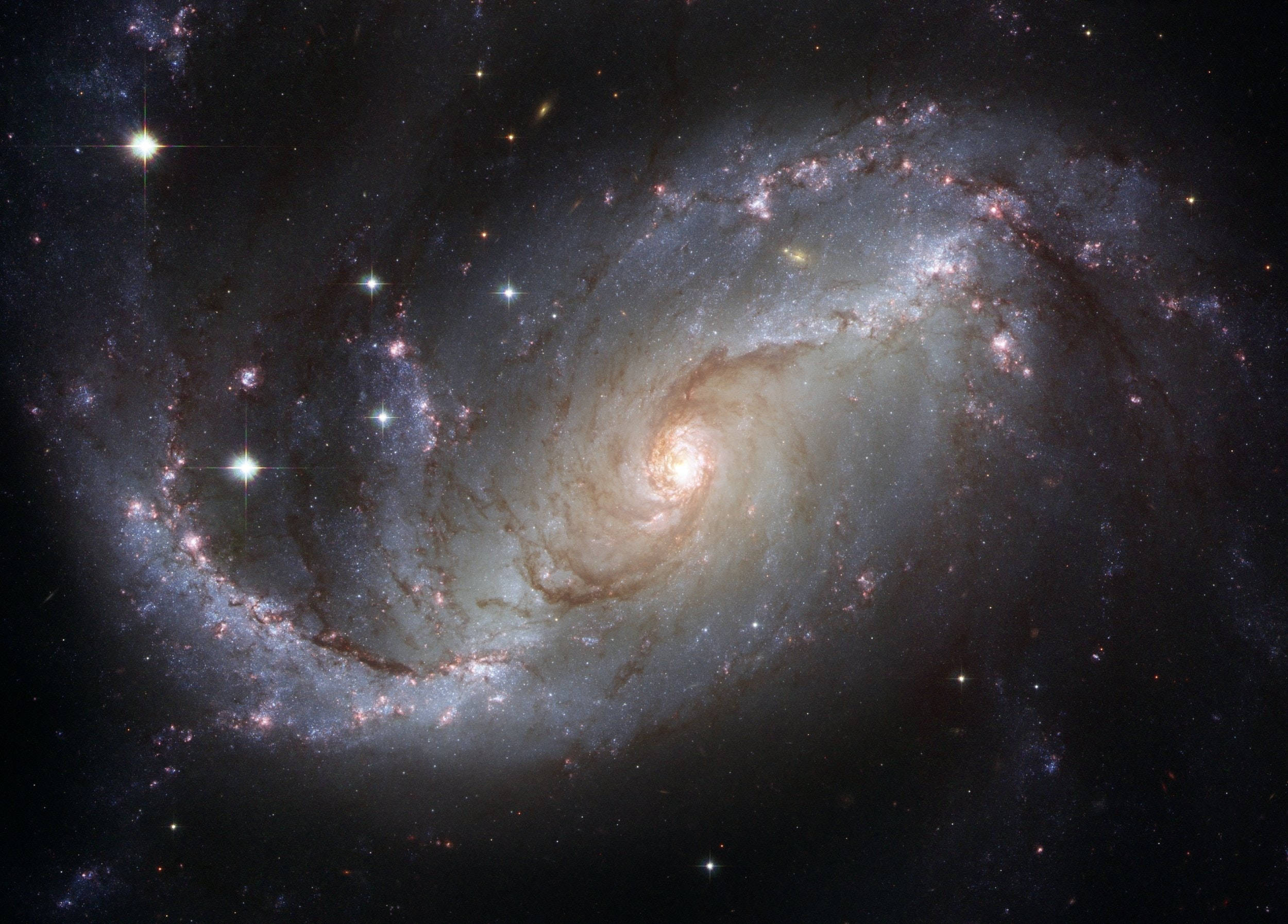 Best Quality 桌布 壁紙 — 一個令人嘆為觀止的螺旋星系，其發光的恆星和宇宙塵埃臂在深邃的黑色太空虛空中旋轉。
