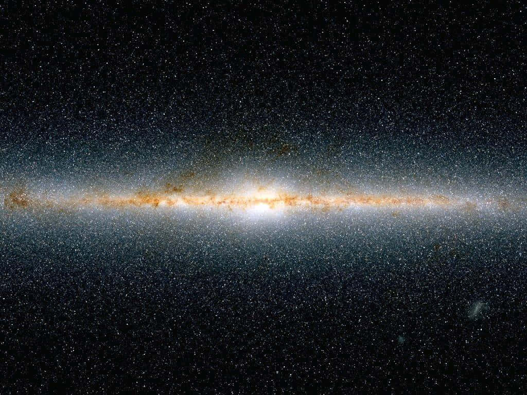 銀河系 桌布 壁紙 — 一個令人嘆為觀止的螺旋星系，在佈滿星星的黑色宇宙背景下散發著金色和白色的光芒。