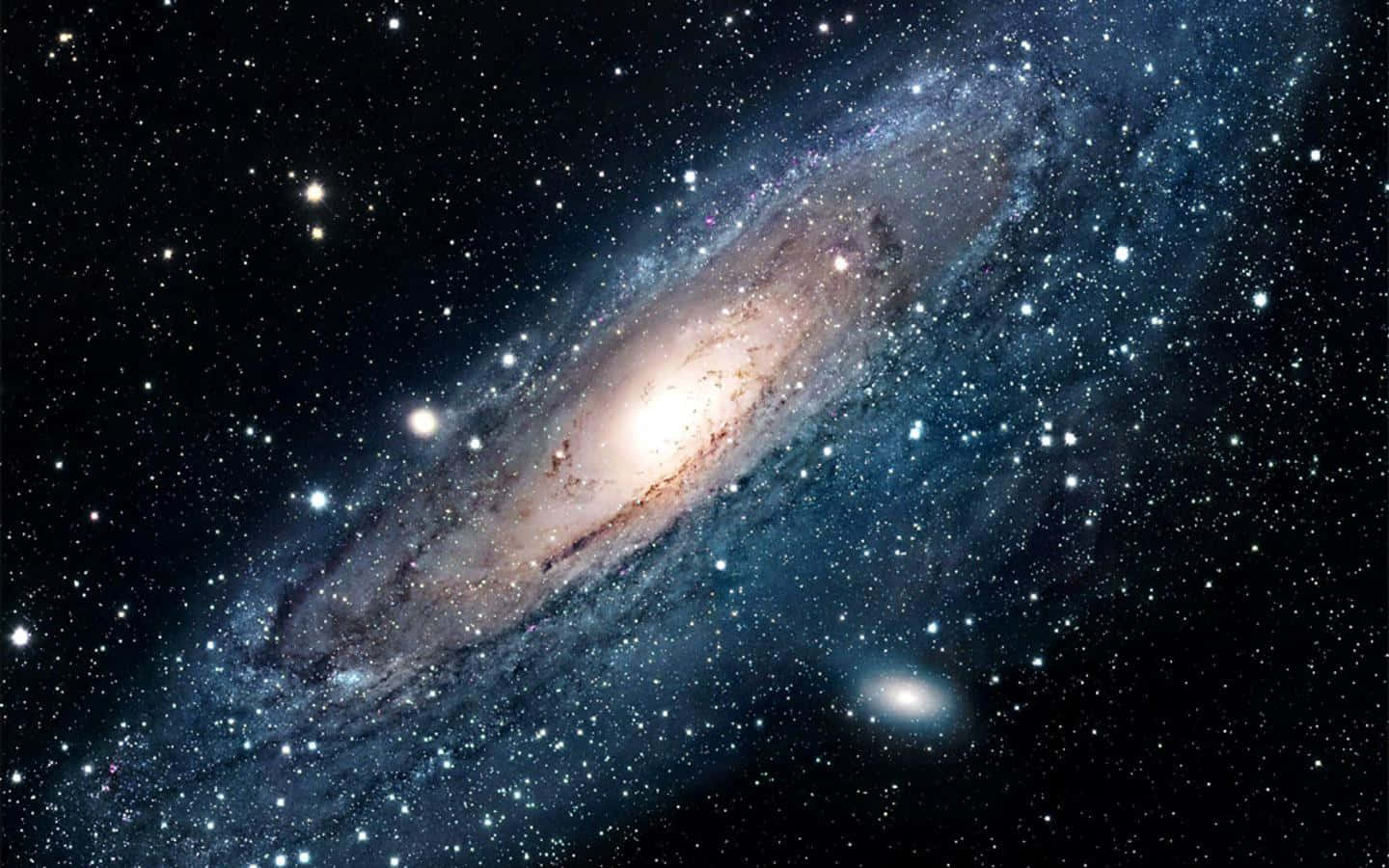 銀河系 桌布 壁紙 — 一個令人嘆為觀止的螺旋星系，在星空中閃耀著金色核心和藍色旋臂。