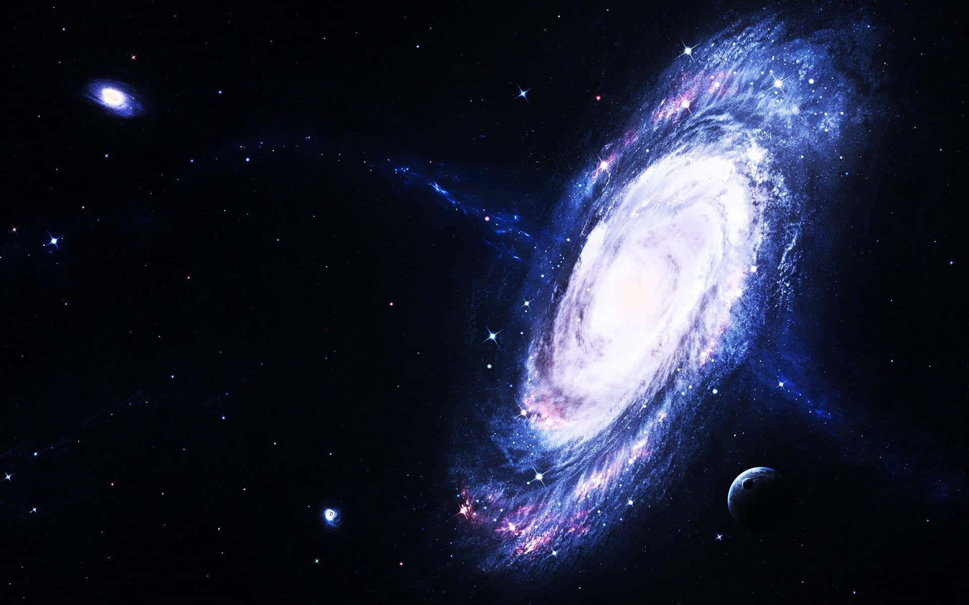 Spiral Galaxy 桌布 壁紙 — 一個令人嘆為觀止的螺旋星系，帶有發光的藍色和紫色旋臂，在星場中旋轉，背景有遙遠的行星和星雲。