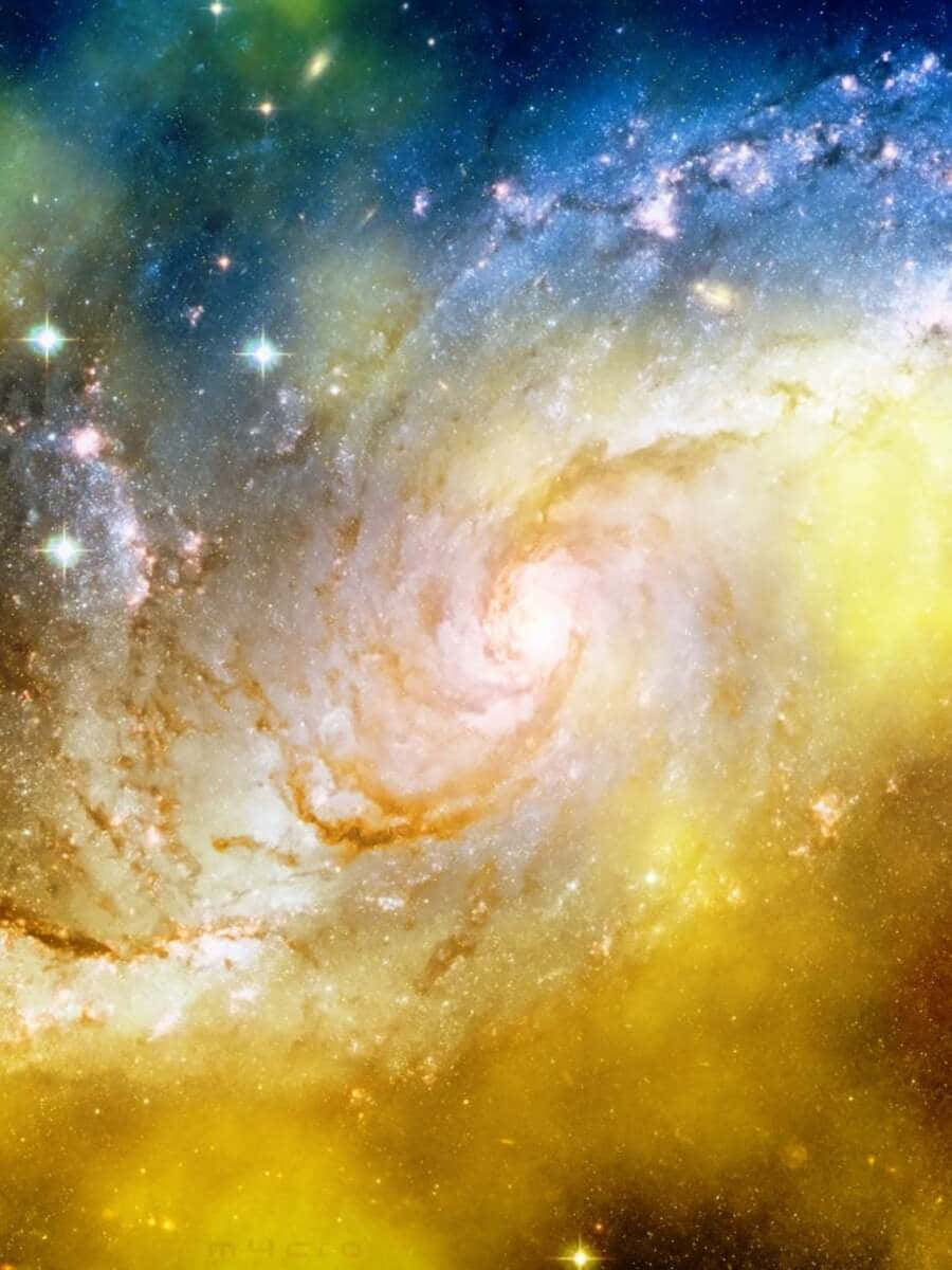 Yellow Galaxy 桌布 壁紙 — 一個令人嘆為觀止的螺旋星系，金色旋臂和藍色星雲在星空中旋轉。